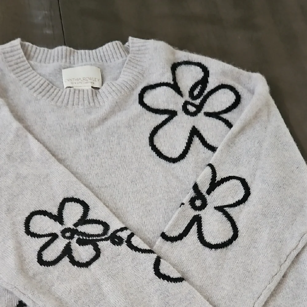 Cynthia Rowley Gray Crew Neck Sweater with Floral Design 2 Ply Cashmere - Picture 3 of 4